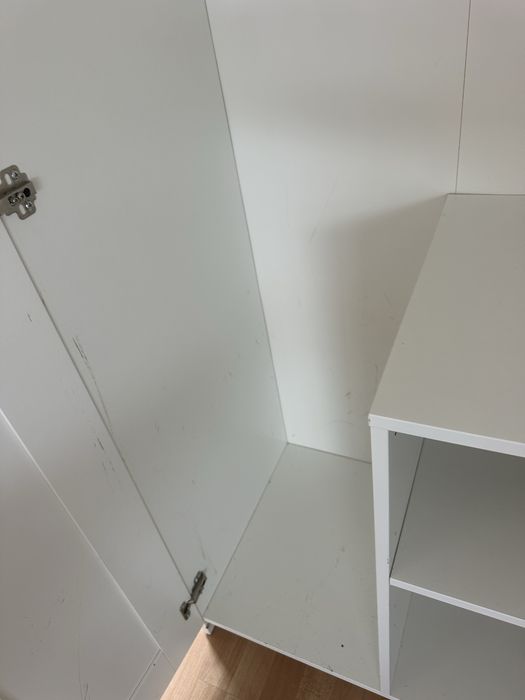 2 roupeiros mais uma estante, com algumas marcas de uso.