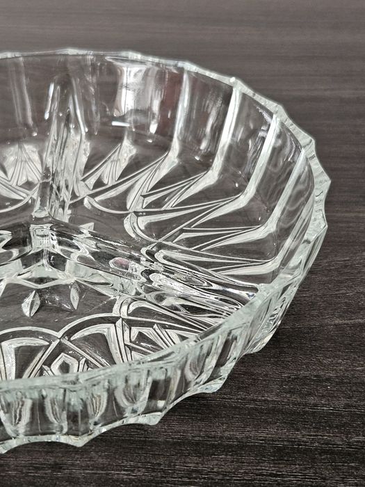 Mały, dzielony kryształowy talerz.