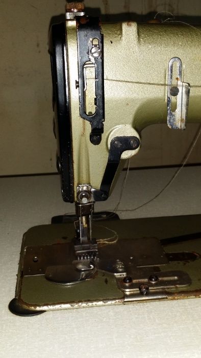 Várias Máquinas de Costura de malhas trifásicas (2)