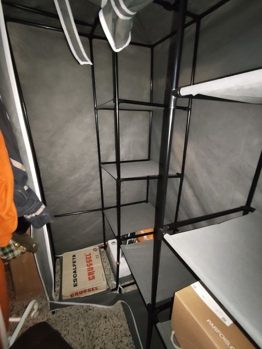 Armário canto tecido - pendurados e prateleiras