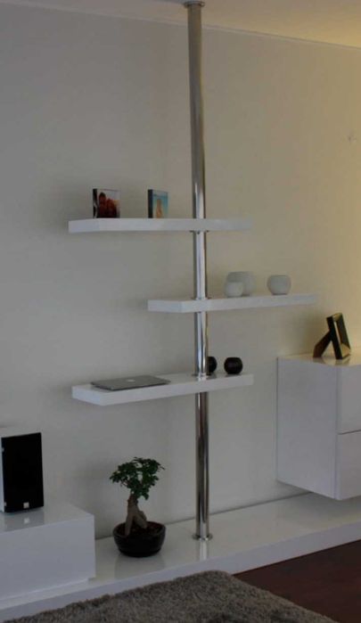 Poste com prateleiras rotativas