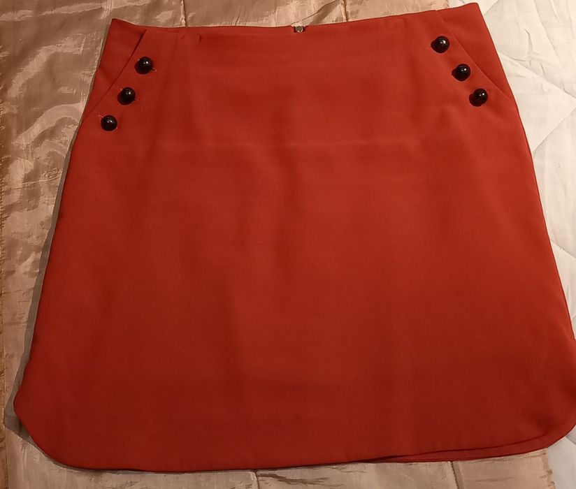 2 saias de verão, cor tijolo e preta c/ desenhos brancos, pelo joelho