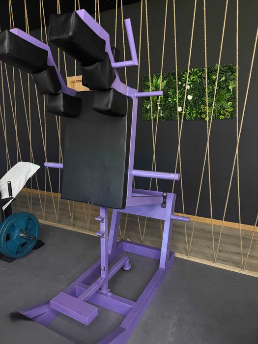V-Squat Machine