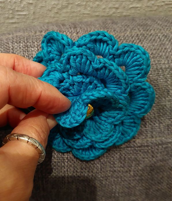 Turkusowa broszka kwiat że złotym środkiem hand made vintage oldschool