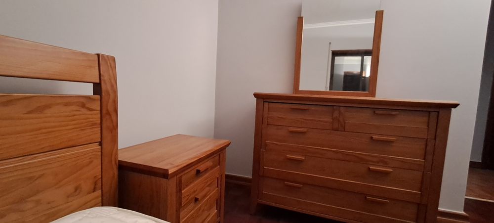 Cama de quarto casal em pinho macico