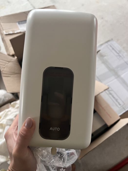 Диспенсер для мила або рідини