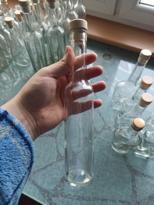 Szklane butelki na soki, wino lub nalewki