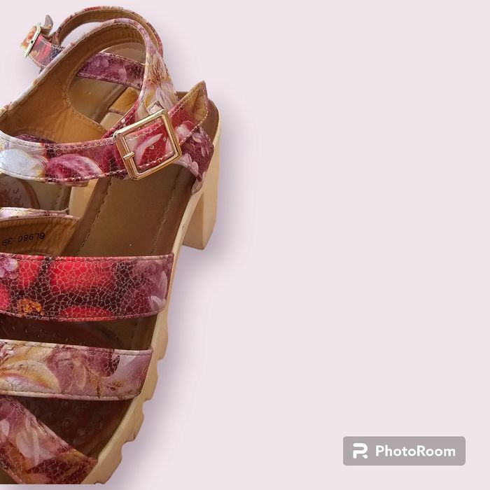 Sandália flores sola branca