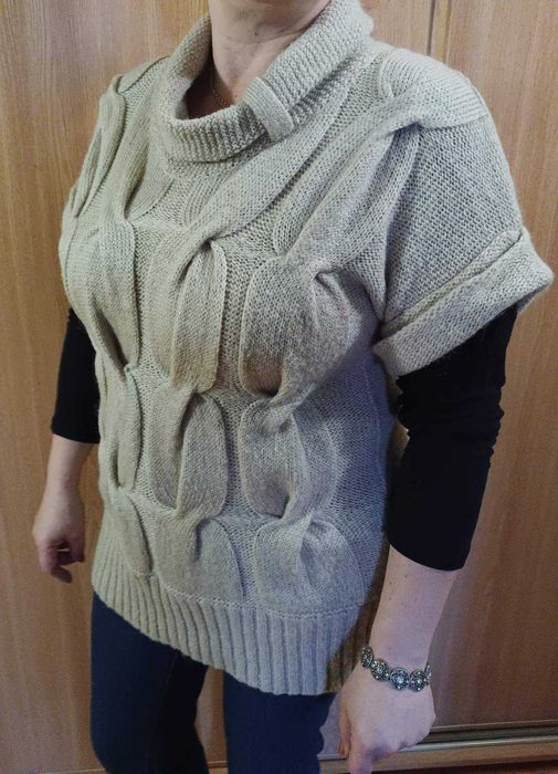 Дуже м'якенька, тепла, в'язана жіноча жилетка, безрукавка, кофта.