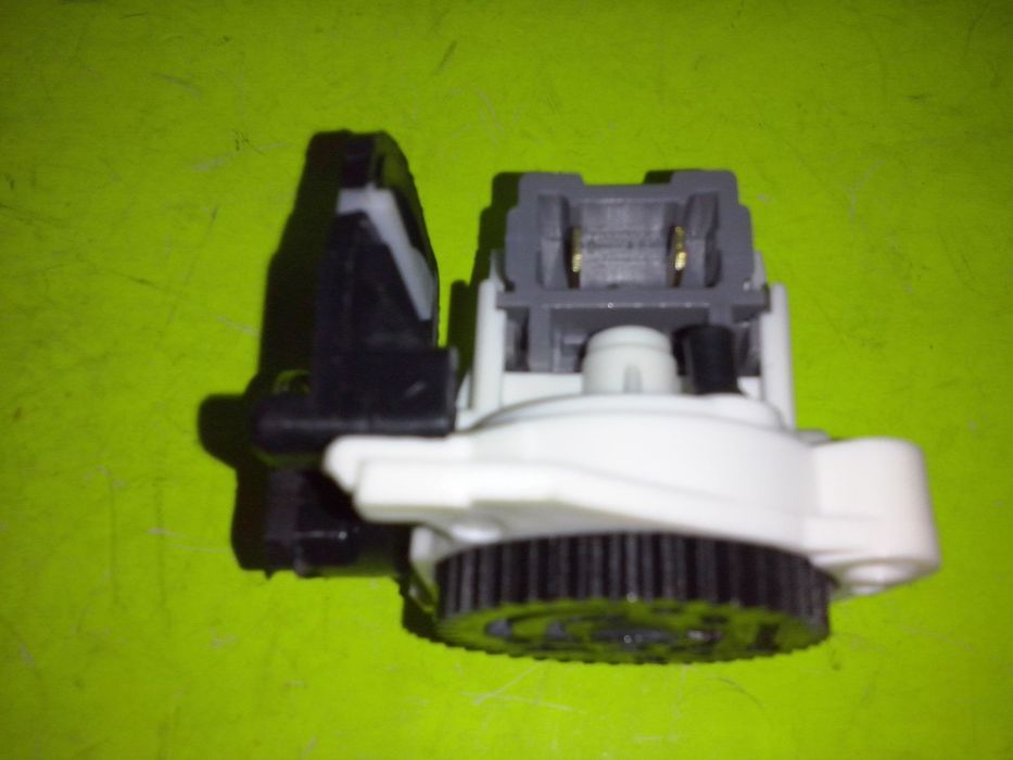 Motor do fecho da tampa da mala Renault Clio II Megane scénic