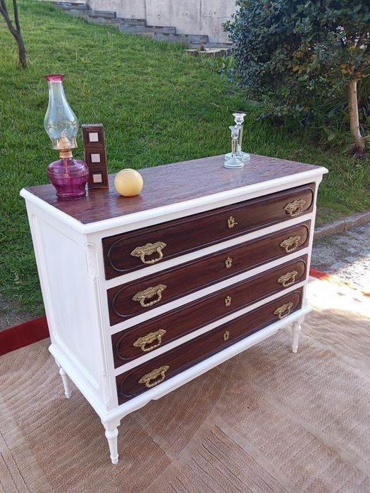 Cómoda em estilo clássico antigo, restaurada