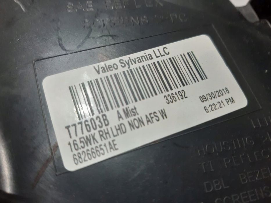 Jeep Grand Cherokee WK2 lampa bixenon R - 12818