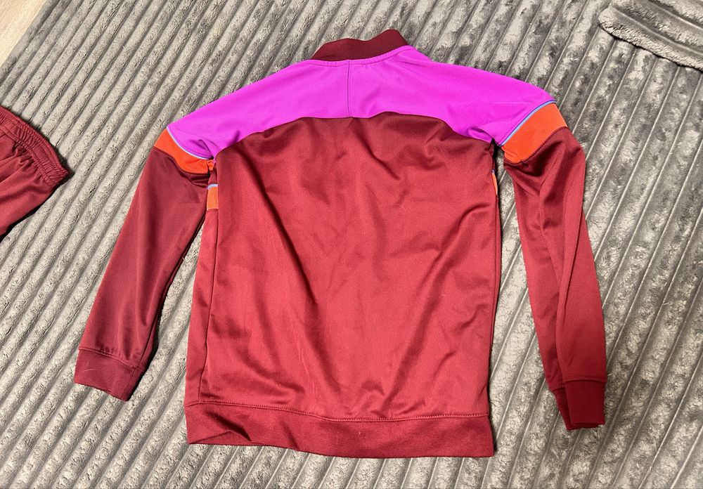 Dres dla dziewczynki 122-128 idealny stan NIKE
