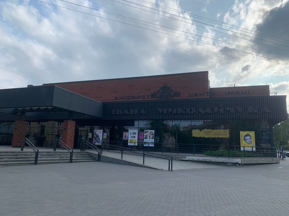 МІ Продається фасадне приміщення по вулиці Головній біля кінотеатру