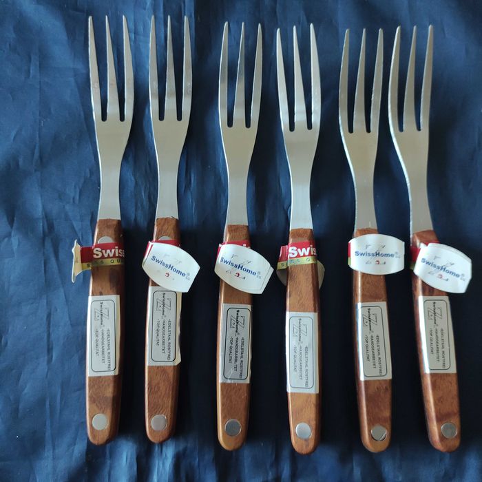 Столові прибори ножі виделки ложки