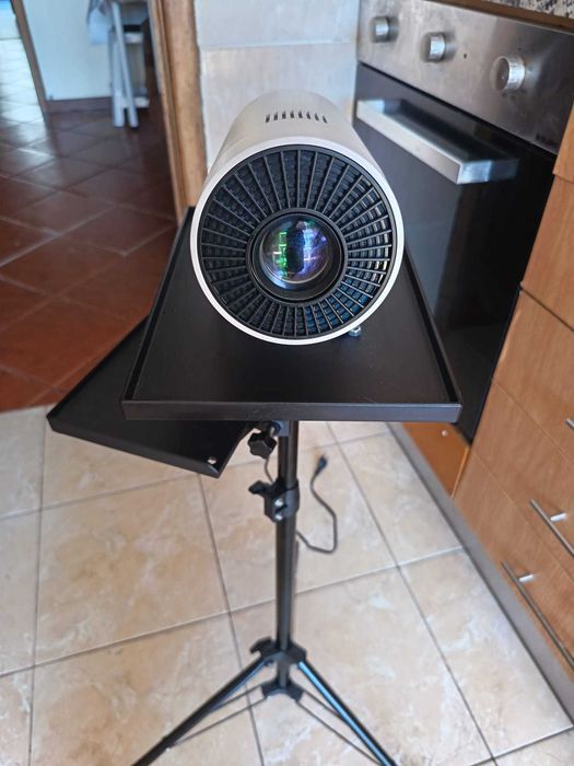Mini Projetor Inteligente AMX100 (HD/Android 11/Wi-Fi 6) + Suporte – Como Novo