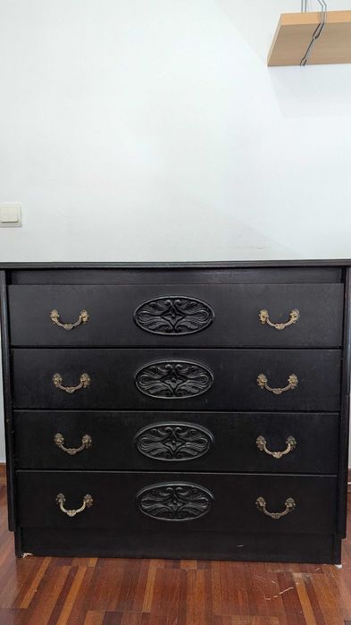 Vendo Cômoda e Mesa de Cabeceira em Madeira