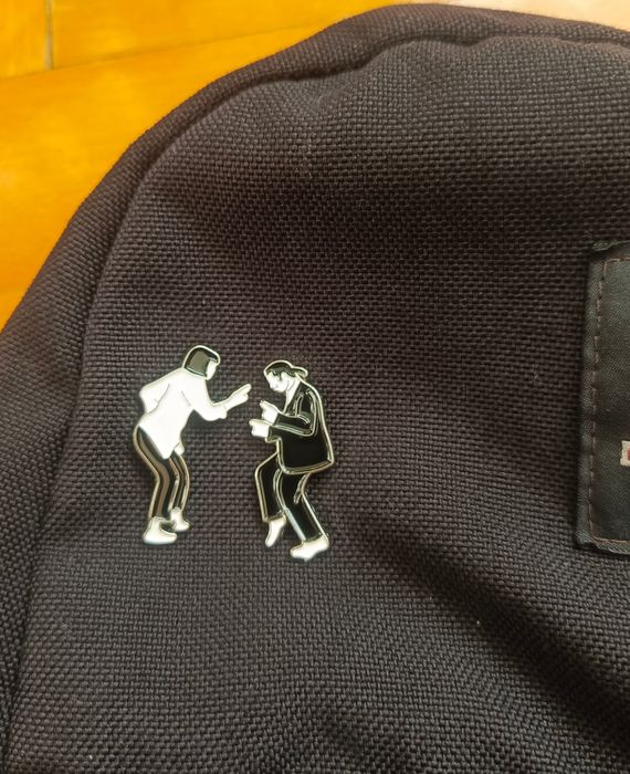 Pulp fiction pin, przypinka