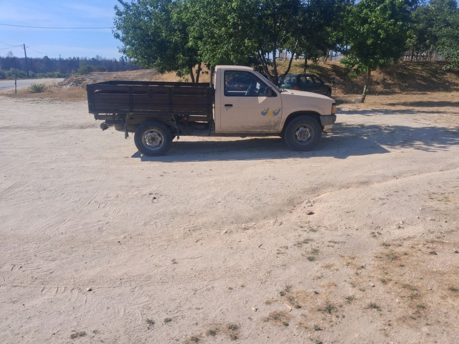 Nissan d21 4x4 com algumas marcas de uso