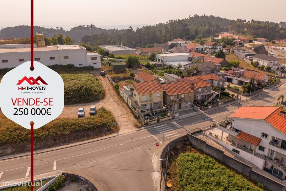 Moradia Bi-familiar | Lote de 588 m² | Investimento | Paços de Ferreir