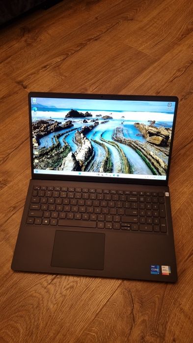 Dell Vostro 3510 i7 / 8 GB/ 512 GB