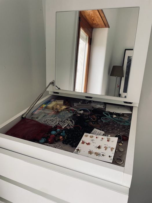 Cómoda com 6 gavetas e espelho.