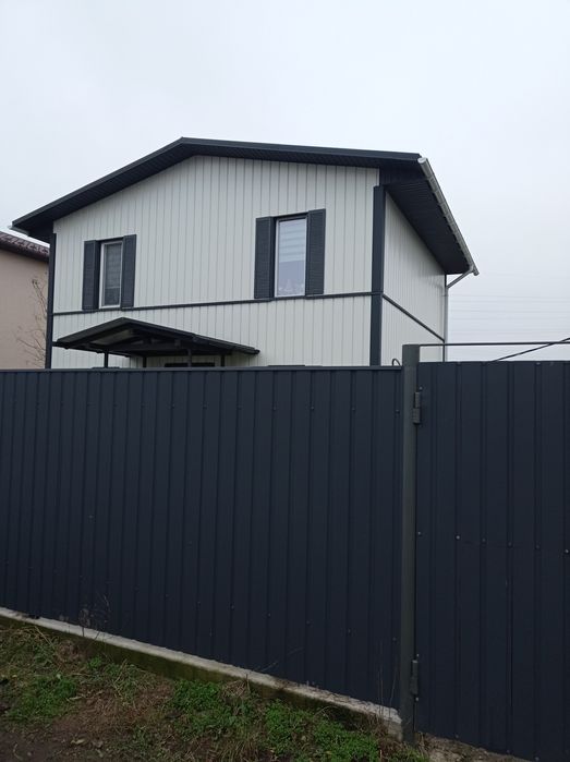 Новий будинок в передмісті Чернігова.