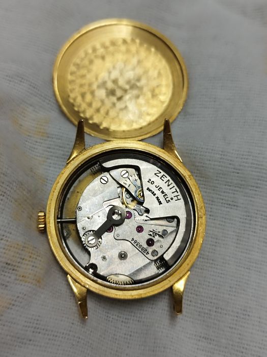 Relógio Zenith automático em ouro  
180