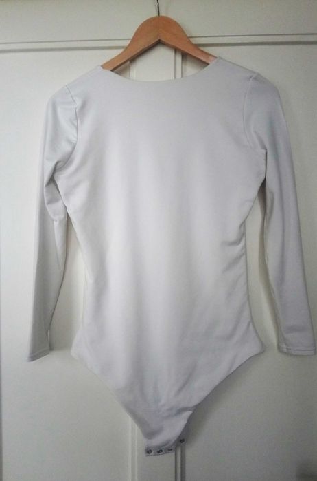 białe body z wycięciem