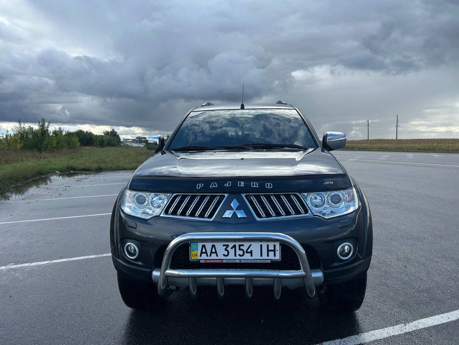 автомобіль паджеро спорт