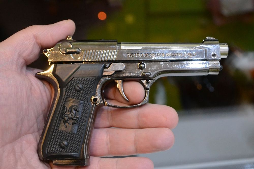 Зажигалка сувенирная пистолет Беретта Турбо пламя