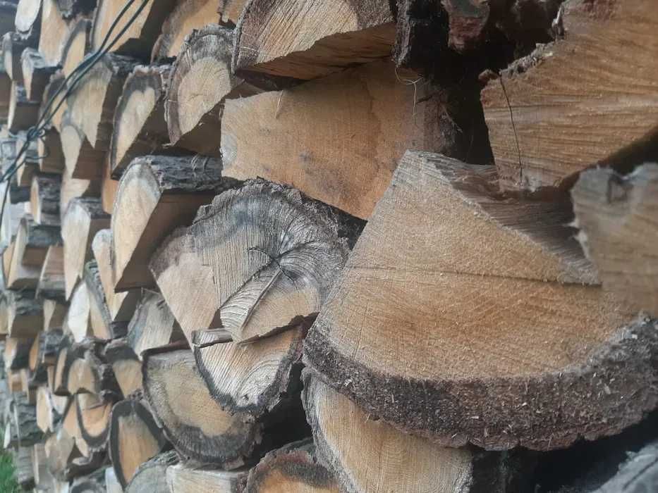Pocięte i połupane drewno kominkowe i do pieca