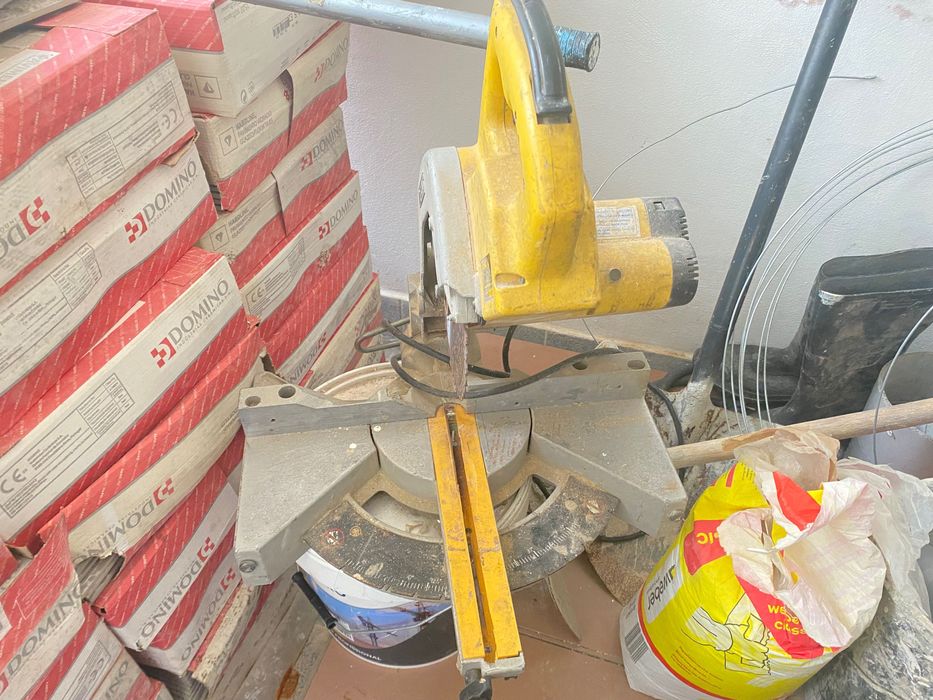 Máquinas  compressor e cortar madeira