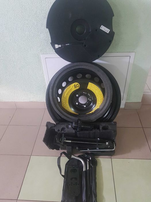 Audi Q5 Докатка в зборі домкрат ключи крюк сабвуфер вкладиш