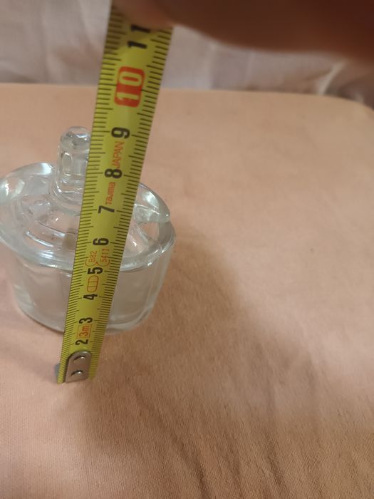 Pequenino açucareiro em vidro com orifício para a colher