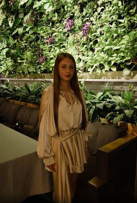 Неймовірно легке плаття з шовку Армані, що ніжно обволікає тіло.