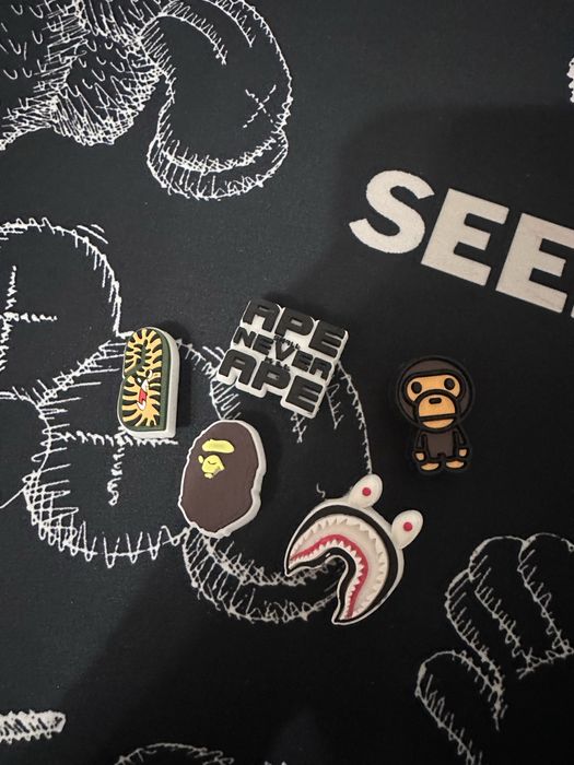 Przypinki A Bathing Ape