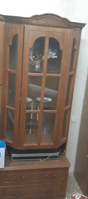 Витрина со стеклянными полочками и ДСП полка можно под посуду вещиКниг