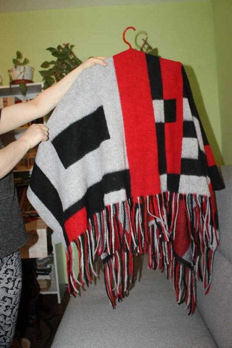 Ponczo damskie z frędzlami