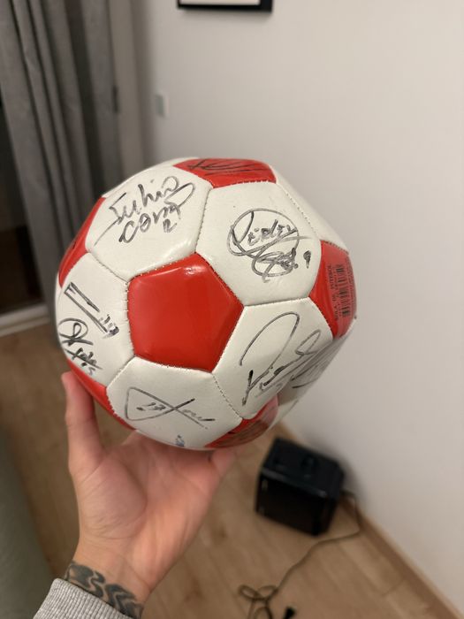 Bola SL Benfica autografada – era Jorge Jesus, Luisão, Gaitán e Salvio