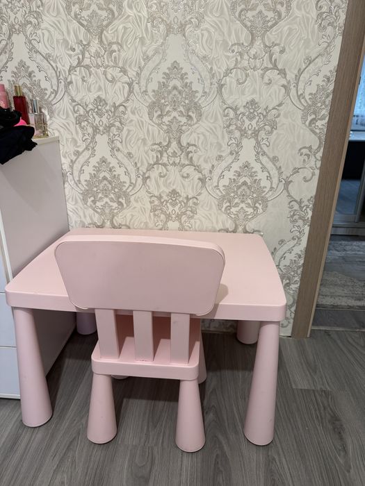 Столик з стільчиком ikea