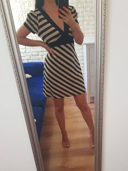 Sukienka w paski dekolt mini rozkloszowana czarna beżowa wiązana