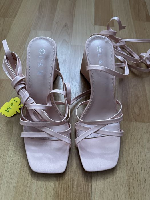 Персикового кольору босоніжки на завʼязках