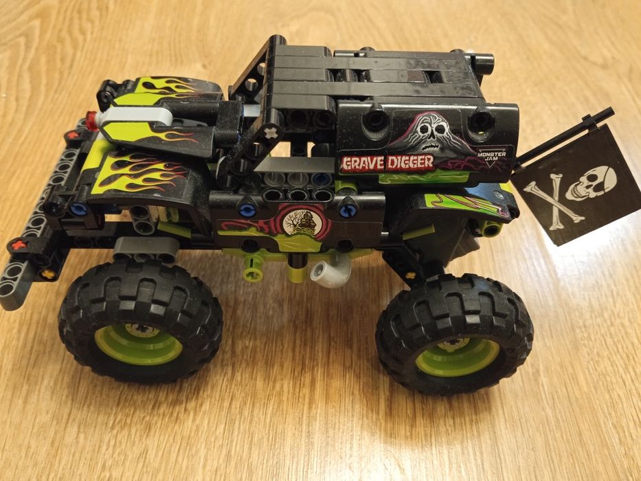 LEGO Technic Monster Jam Grave Digger (