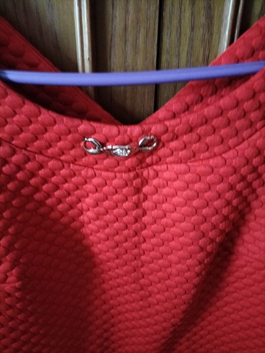 Зимова червона сукня