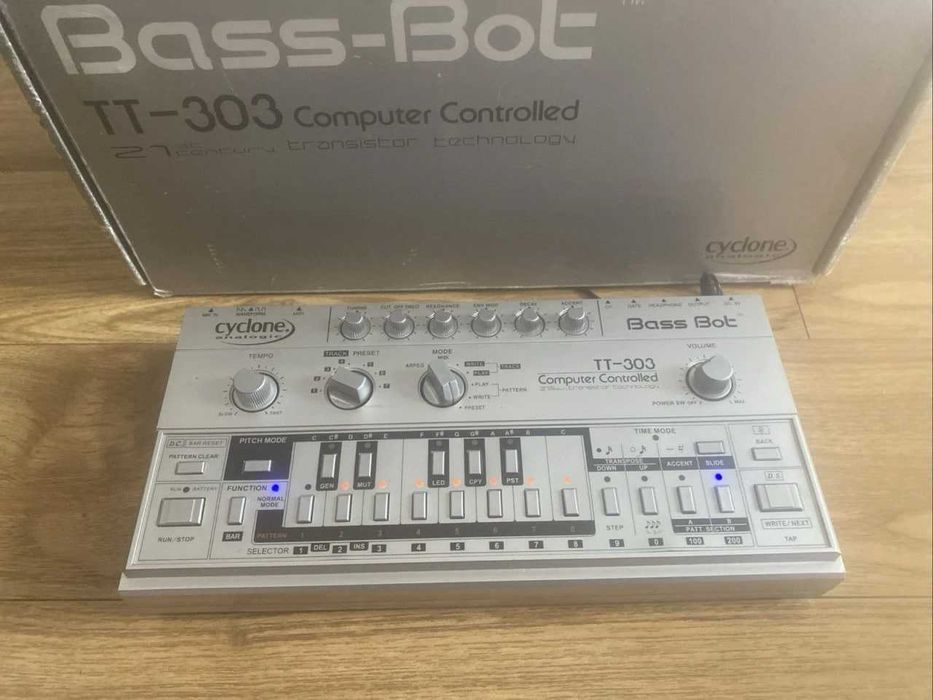 Cyclone TT-303 Analogowy Bassbot MK1 w pudełku z zasilaczem klon TB-303