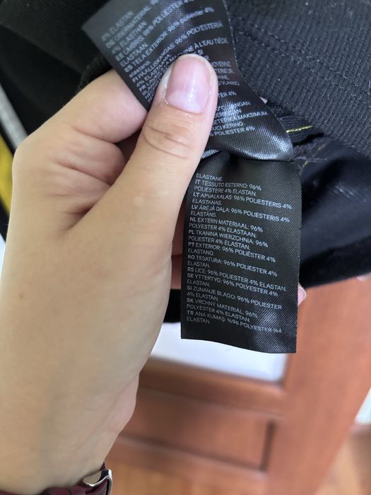 Dopasowana czarna sukienka H&M