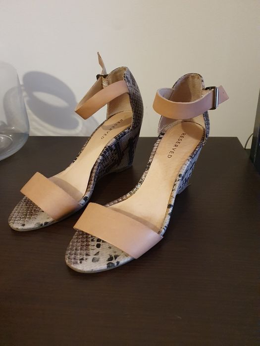 Sandały reserved koturn skóra weżowa 38