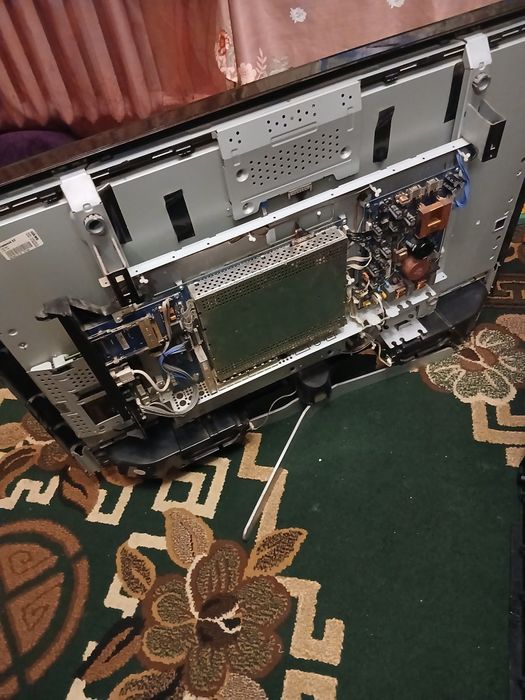 Продам телевізор на запчастини