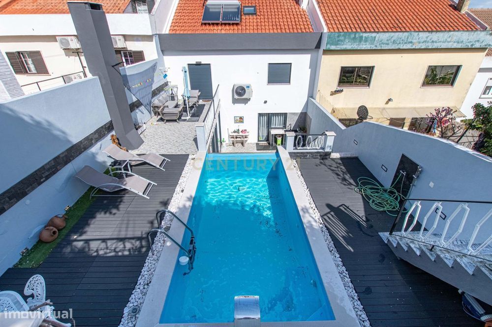 Oportunidade Única no Bom Retiro – Moradia de Sonho com Piscina, Jardi